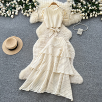 Ensemble deux pièces élégant pour femme : haut à manches courtes bouffantes à pois et jupe midi à volants superposés avec ceinture à nouer