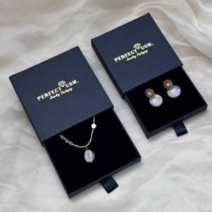 Boîte à bijoux coulissante mince et fine en carton recyclé coloré 9x9x1,7 <span class=keywords><strong>cm</strong></span> pour emballage cadeau de colliers et boucles d'oreilles - Product Image 1