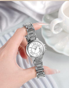 Elegante Reloj de Pulsera Redondo Pequeño para Mujer con Ventana de Calendario, Diseño Festivo para Días Festivos - Product Image 3