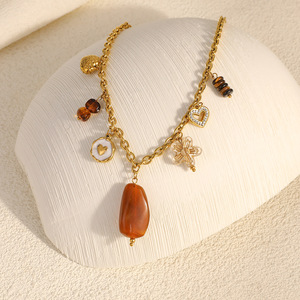 Collar de acero inoxidable con colgantes de resina, colgante de corazón y flor, chapado en oro de 18k, accesorio de moda para otoño e invierno. - Product Image 3