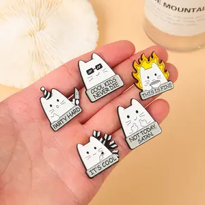 Cartoon Cute Animal Cat Knife Sonnenbrille Cat Flame Letters Spaß Brosche Abzeichen Emails Pins