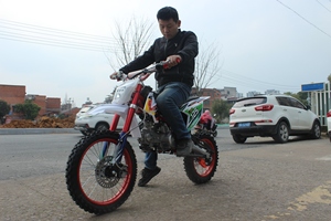 Motocicleta Deportiva Todoterreno de 125cc, Motocross de Gasolina para Carreras en Tierra - Product Image 4