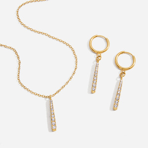 Conjunto de collar con colgante de barra de diamantes chapado en oro y aretes de aro para mujer, conjunto de joyería para uso diario. - Product Image 1