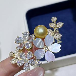 Broches de Perlas de Agua de Mar Doradas de 10-12 mm Recién Comprados, Ligeramente Imperfectos pero Perfectamente Elegantes - Product Image 3