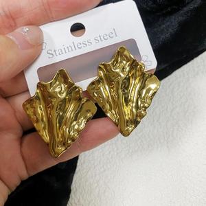 Boucles d'oreilles clous géométriques martelées en acier inoxydable <span class=keywords><strong>plaqué</strong></span> <span class=keywords><strong>or</strong></span> 18 carats, motif cinq feuilles, style rétro et tendance MW - Product Image 6