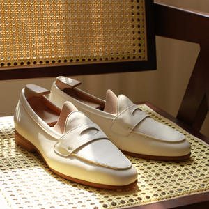 Zapatos Casuales Penny Hechos a Mano con Suela Suave de Cuero Vacuno de Grano Completo Color Blanco Crema Retro para Primavera y Verano - Product Image 1