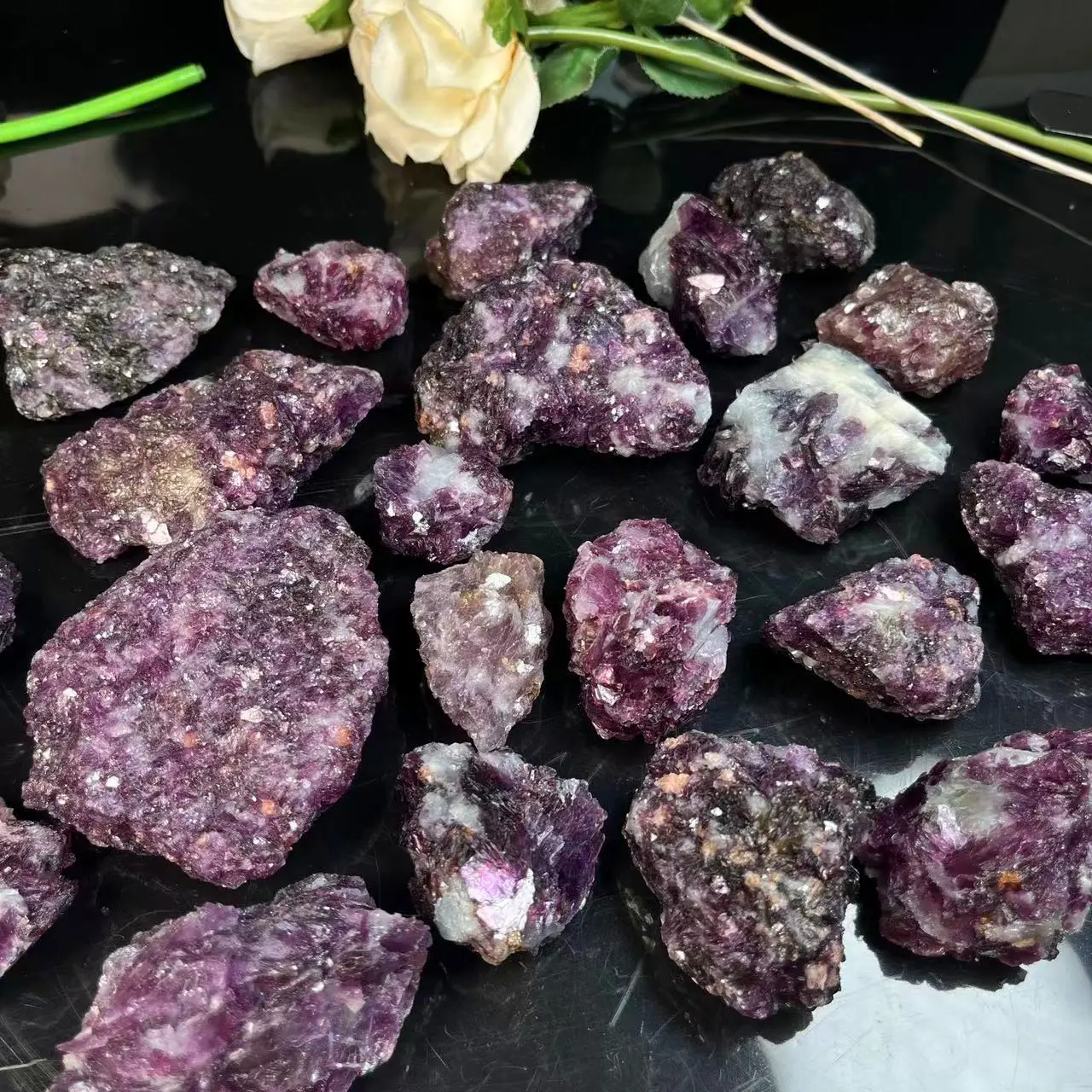 KIndfull Cristales Venta al por mayor Piedra en bruto Cristales curativos Piedra Lepidolita Espécimen Mica púrpura Piedra cruda