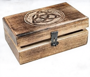 Boîte à souvenirs en bois sculpté Triquetra |   Coffret de rangement pour bijoux en bois de manguier finition antique avec loquet métallique – Vente en gros - Product Image 2