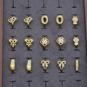 Boucles d'oreilles créoles en laiton avec zircone cubique, motif cœur épais et pompon – Idéales pour mariage, fiançailles ou comme cadeau - Product Image 2