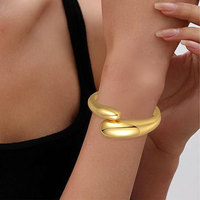 2Pcs Bracelet en or plaqué or 14K Bracelets à manchettes larges Trendy Minimalist Open Hingted Irregular Stack Bracelet Bijoux Cadeaux