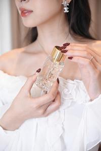 Elegante Perfume Floral Femenino de Larga Duración en Spray, Eau De Parfum CINDY BLOOM - Aura Rosa (50ml) Spray de Vietnam - Product Image 3