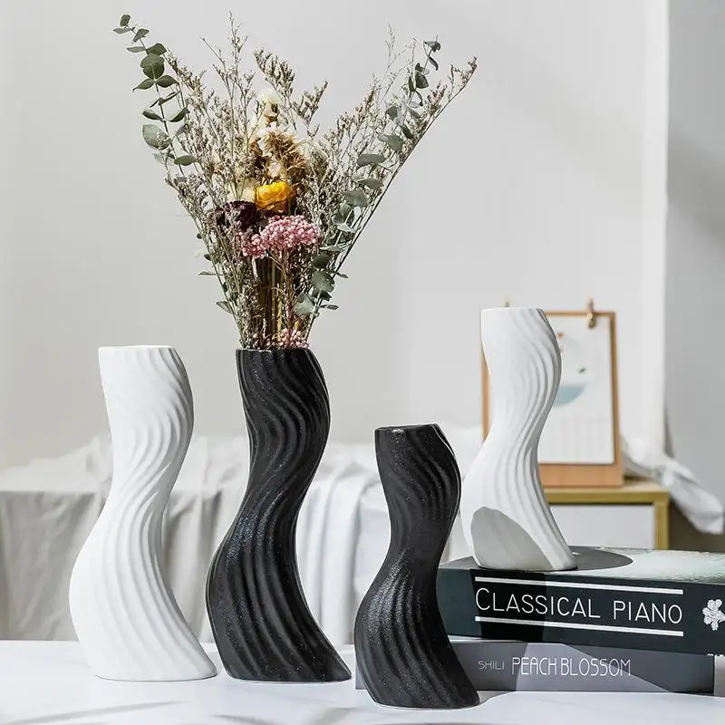 2024 özel toptan düzensiz Modern İskandinav tarzı siyah seramik vazolar ev otel dekorasyon süs seramik vazolar ev dekor