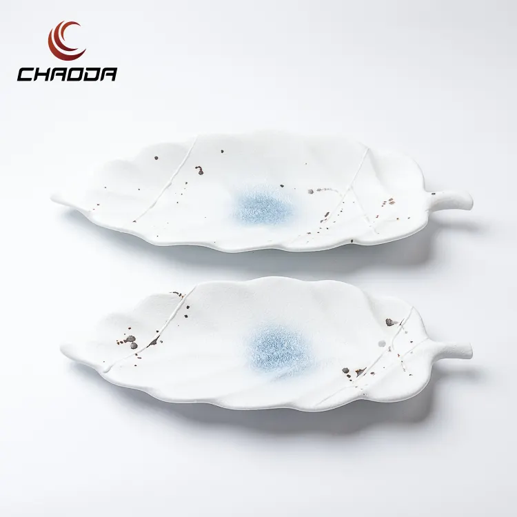 Chaoda10.5および12.5インチシンガポールの青と白の充電器プレートの小さなリーフプレートarecaリーフプレートの輸入業者
