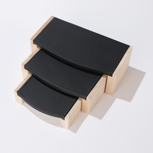 Elegante expositor de joyería de madera con diseño de varios niveles para exhibir anillos, pulseras y collares en tiendas minoristas. - Product Image 4