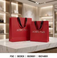 Boîte cadeau carrée en carton écologique, recyclable et biodégradable, avec logo rouge embossé personnalisé, finition mate premium et ruban.