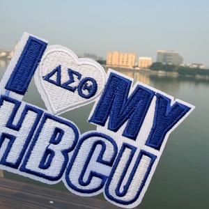 Patch brodé plat de couleur bleu et blanc classique, design à contraste élevé, durabilité longue durée, pour veste universitaire - Product Image 2