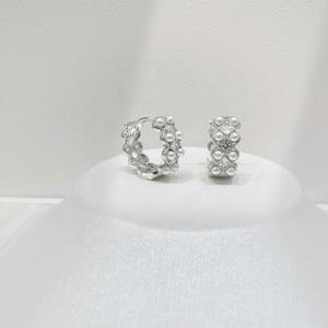 Boucles d'oreilles Huggie en laiton plaqué or, simples, uniques, luxueuses, pour mariage, fantaisie, classiques, indiennes, avec perles blanches, pour femmes. - Product Image 4