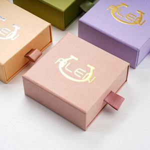 Модная подарочная коробка для ювелирных изделий из картона 7*7*<span class=keywords><strong>3</strong></span> см с тиснением, доставка за <span class=keywords><strong>3</strong></span> дня - Product Image 2