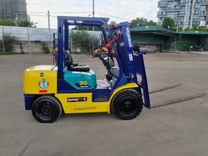 Chariot élévateur diesel Komatsu FD30T d'occasion de 3 tonnes avec mât à deux étages et commande manuelle - Product Image 6