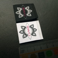 Label tenun sutra rapat tinggi lipat ujung Label untuk kemasan pakaian berkelanjutan Label garmen cetak murah