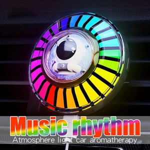 Aromatizante para Auto con Diseño de Astronauta, Decoración Interior Creativa RGB con Forma de Cabina Espacial, Perfume para Auto con Luz Ambiental - Product Image 2