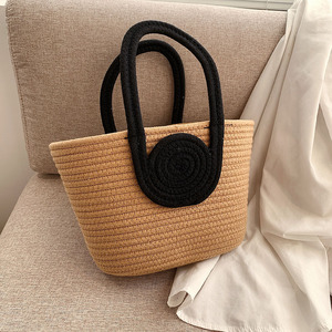 Bolso Tote Tejido en Forma de Cesta Color Caqui y Negro Estilo Bohemio para Uso Diario Primavera 2023 - Product Image 2