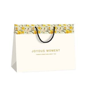 Nouveau petit design simple frais entièrement personnalisé sac cadeau en papier exquis shopping de vacances vêtements options personnalisables disponibles - Product Image 1