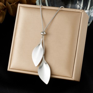 Leaf Pendant Necklace Gold Snake Chain Daily Wear Elegant Design Fine Jewelry - Product Image 2