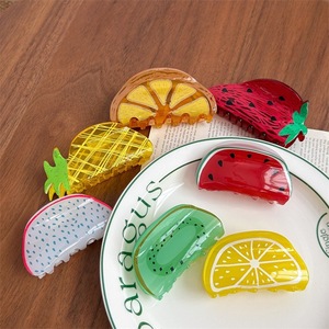 Pince à cheveux créative et mignonne en forme de fruits (citron, fraise) en acrylique, accessoires pour l'arrière de la tête, style coréen, vente en gros - Product Image 2