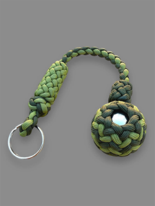 Portachiavi a pugno di scimmia in paracord verde muschio nero con sfera d'acciaio da 1 pollice avvolta in paracord decorativo - Product Image 3