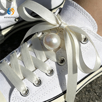 Lacets de chaussures en satin de polyester de haute qualité avec breloque perle, écologiques et personnalisables pour les amateurs de sneakers (Couleurs personnalisées Hengfeng)