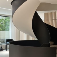 Escalier en colimaçon moderne en acier, design industriel noir et blanc, sûr et durable pour l'intérieur, choix gain de place pour les appartements loft
