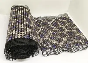 Tissu en maille diamant cristal carré avec 24 rangées de tissu en maille noire en verre cristal fixé sur les vêtements pour la décoration