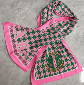 <span class=keywords><strong>Sciarpa</strong></span> da Donna in <span class=keywords><strong>Cashmere</strong></span>, <span class=keywords><strong>Seta</strong></span> <span class=keywords><strong>e</strong></span> Raso con Motivo Pied-de-Poule Rosa <span class=keywords><strong>e</strong></span> Verde, Stemma Alpha Kappa Alpha, Zeta Delta Chi, Eta Phi, per Confraternite Greche - Product Image 5