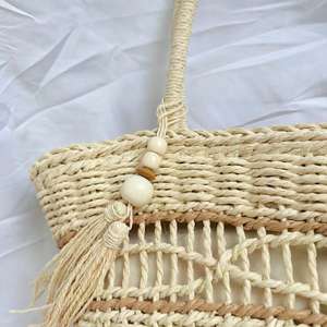 Bolso Tote Bohemio de Paja Tejida, Forma Trapezoidal, Beige Marrón Claro, Diseño Calado con Borlas - Product Image 2