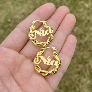 Pendientes chapados en oro de acero inoxidable, aro torcido de tamaño mini para niños pequeños, pendiente de aro con letras y nombre personalizado - Product Image 2