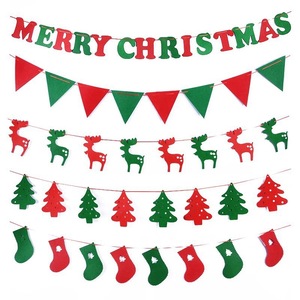 Ensemble de bannières de fête sur le thème de Noël, drapeaux triangulaires, décorations de rennes, d'arbres et de chaussettes - Product Image 1
