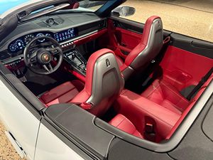 <span class=keywords><strong>Porsche</strong></span> <span class=keywords><strong>911</strong></span> Carrera <span class=keywords><strong>GTS</strong></span> Cabriolet <span class=keywords><strong>2023</strong></span> légèrement utilisée, moteur Boxer 6 cylindres biturbo, pack Premium, intérieur foncé, boîte automatique, conduite à gauche - Product Image 5