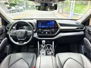 Nuevo Highlander Hybrid AWD Platinum <span class=keywords><strong>2022</strong></span> de <span class=keywords><strong>7</strong></span> plazas, 2.5L R20, Volante a la Izquierda, Cuero Oscuro, Ahorro de Combustible, Potente, Techo Panorámico - Product Image 3