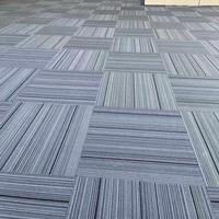 Dalles de moquette en polypropylène ignifuge de luxe 50x50 cm, modernes et commerciales pour hôtels et couloirs