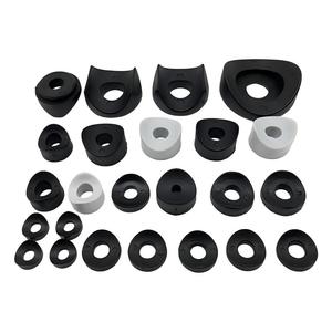 Entretoise courbée en plastique type bec de canard pour montage de tubes de présentoir métallique, fabriquée en Chine - Product Image 5