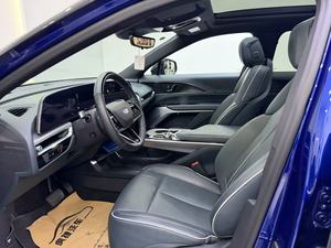 IQ Luxe : le SUV de luxe tout électrique avec Super Cruise, où la audacieuse audacité américaine classique rencontre une puissance intelligente et durable. - Product Image 3