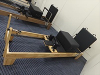 Pilates-Reformer mit Eichenholzkernbett und Pilates-Basisbett MIT KOREA SPRING-Federung, ultrafeinem Leder und EVA-Unterstützung