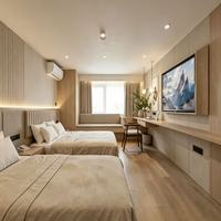 Ensemble de lit double minimaliste en bois clair pour hôtel avec tête de lit rembourrée douce, panneau mural et bureau intégré