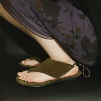 Vente en gros de tongs tendances pour femmes sandales plates pour l'été vintage à bout rond en daim pour la plage en plein air avec cordon de serrage