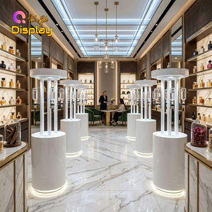 Stazione di Ricarica Profumi Personalizzata Eco-Friendly con Illuminazione LED, Bancone Curvo in MDF Bianco per Boutique di Lusso - Product Image 2