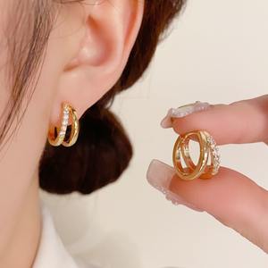 Pendientes de aro pequeños de circón hueco de doble capa de cobre de alta calidad chapados en oro de 14 quilates con estilo coreano para regalo de diseño clásico - Product Image 1