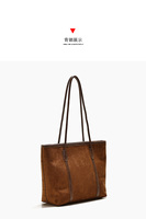 Sac à main rétro en similicuir suédé, grand sac fourre-tout en cuir végétalien souple avec breloques, élégant sac à bandoulière pour le quotidien et les voyages