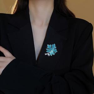 Broche de Cristal Conmemorativo del Año de la Serpiente 2025, Insignia de Flor para el Pecho de Año Nuevo con Diseño de Hoja de Dibujos Animados - Product Image 4