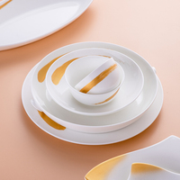 Pour Gold Brush Series Bone China Vaisselle Set Couvercle Porte-savon en céramique blanche Étanche Design minimaliste Comprend un kit d'ustensiles